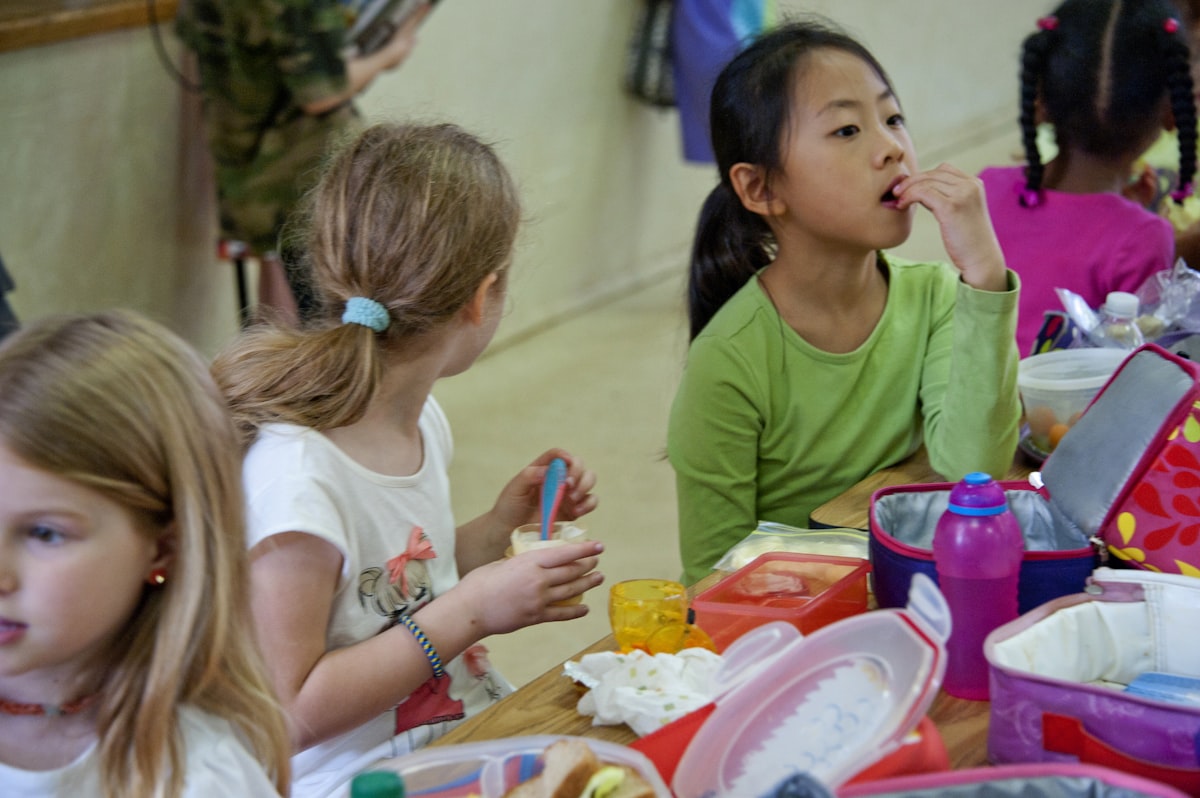 Enfants appréciant une alimentation saine