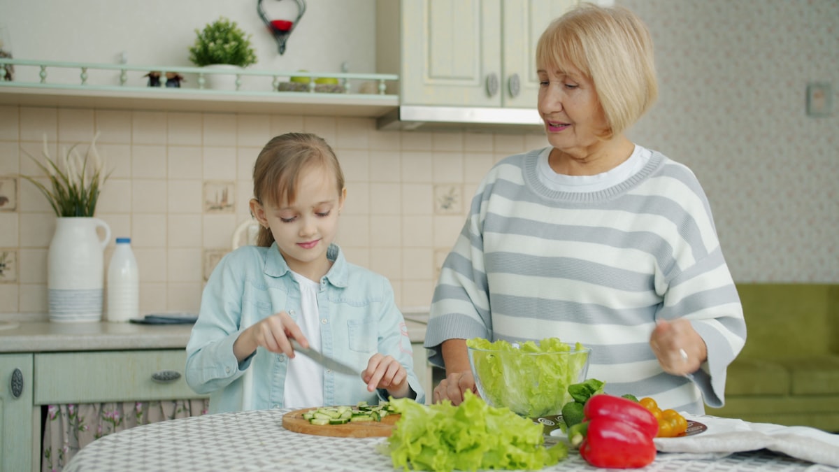 Famille partageant un repas équilibré